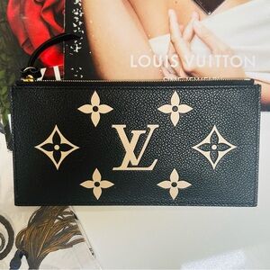 LOUIS VUITTON
Empreinte Monogram Giant Pochette Felicie Zippered Insert